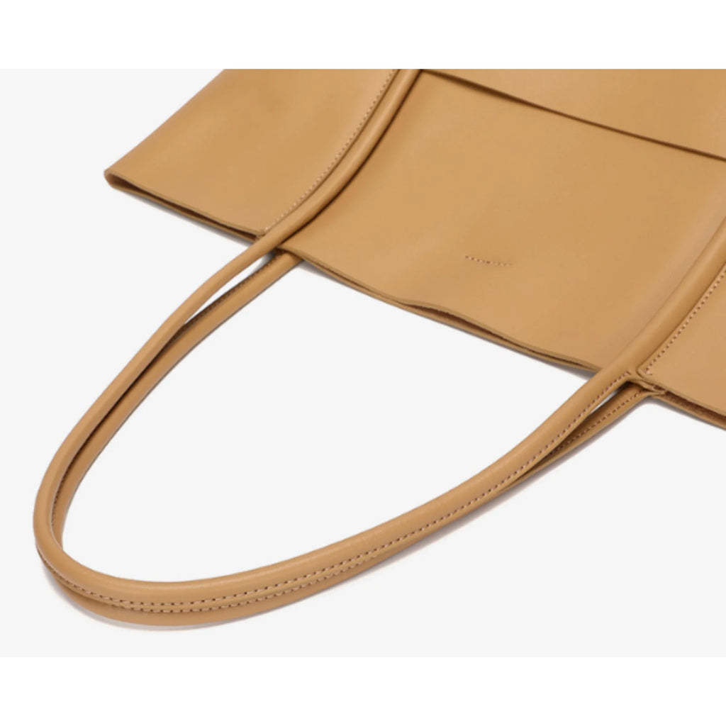 Lange Echtleder-Henkel mit nahtlosem Übergang und präziser Verarbeitung