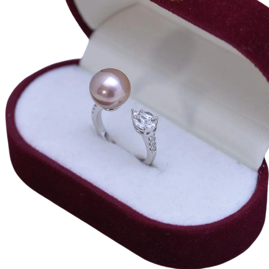 Variante des offenen Rings mit lila Süsswasserperle und klar gefasstem Zirkonia, in Schmuckbox.