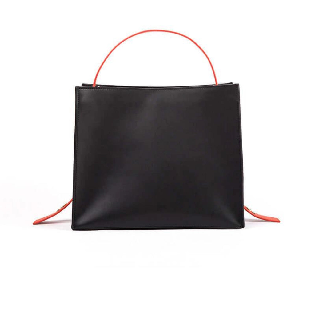 Minimalistische Ledertasche in Schwarz mit leuchtend orangefarbenem Tragegriff, Frontansicht