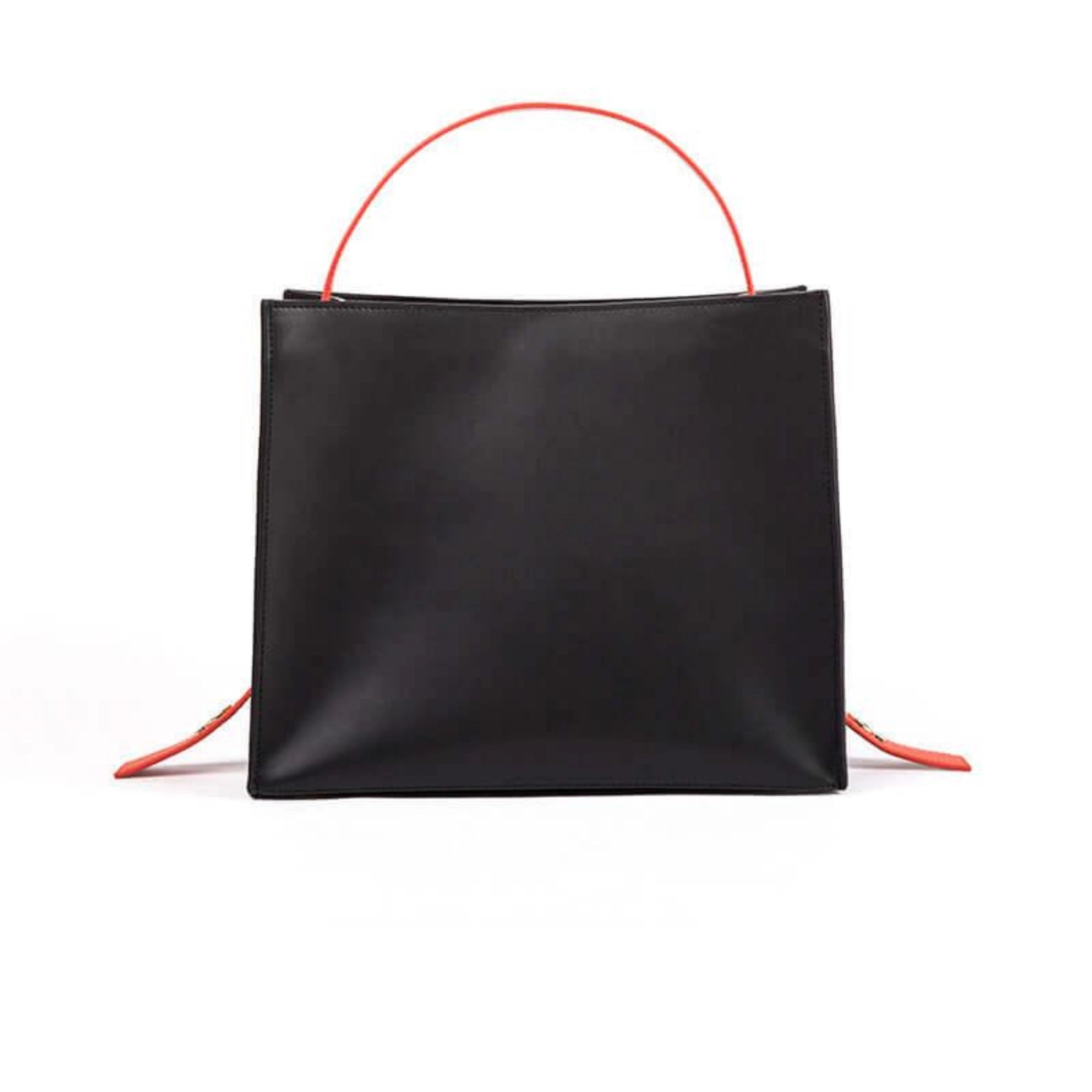 Minimalistische Ledertasche in Schwarz mit leuchtend orangefarbenem Tragegriff, Frontansicht