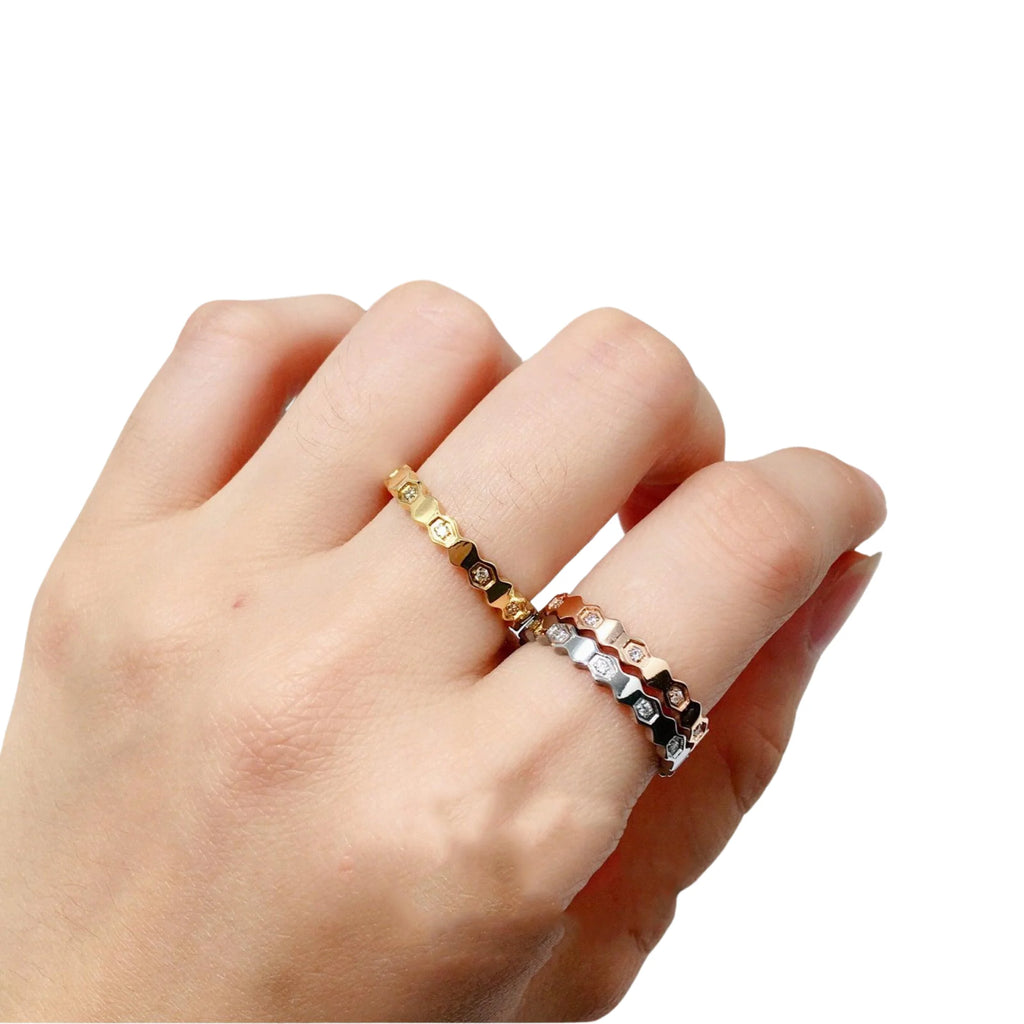 Zirkoniabesetzter Ring in moderner Wabenstruktur – flach und klar