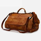 leder weekender 52 cm – seitenansicht toscana brown getragen