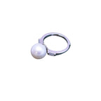 Eleganter Ring mit weisser Naturperle auf verstellbarer Ringschiene, ohne Verzierung oder Schriftzug