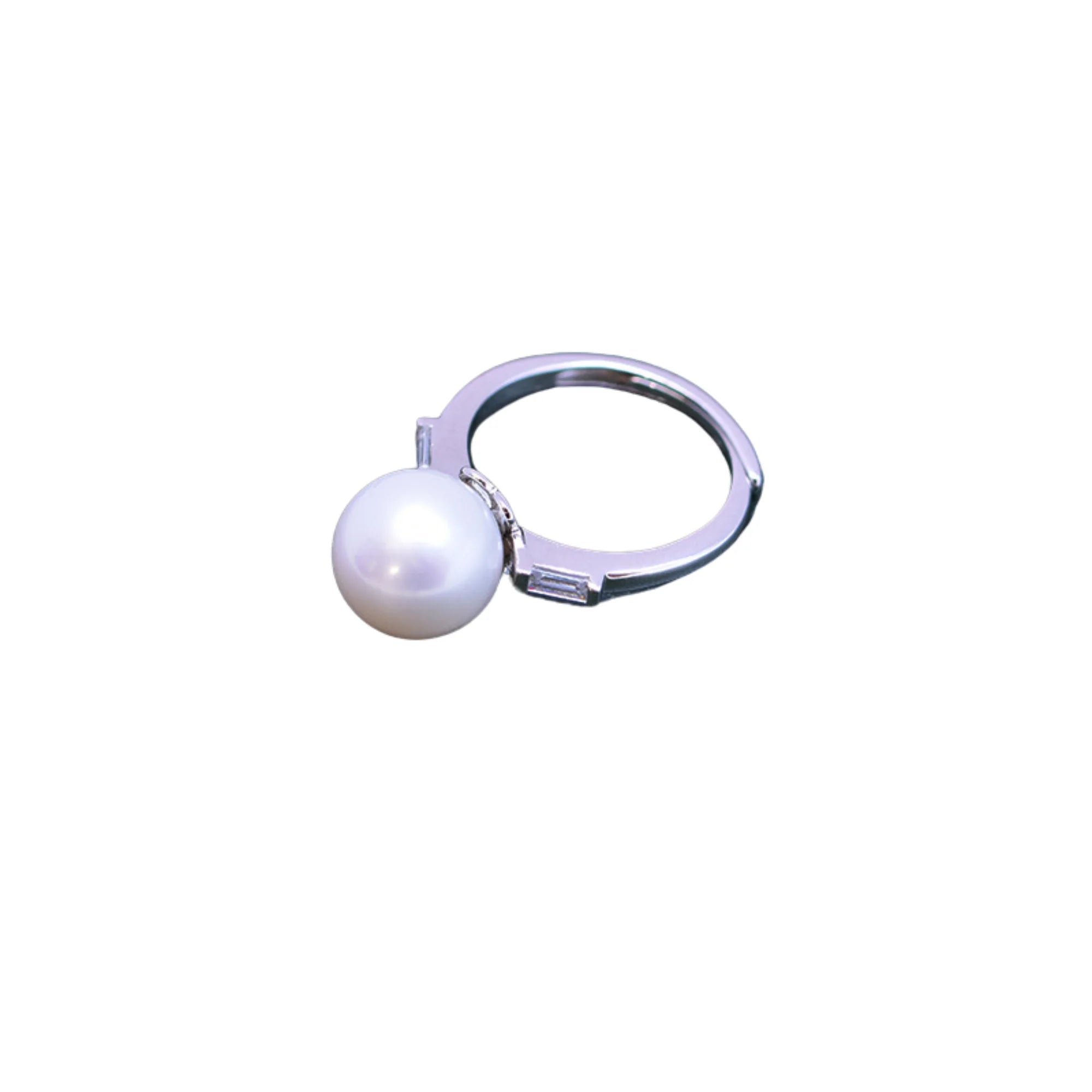 Eleganter Ring mit weisser Naturperle auf verstellbarer Ringschiene, ohne Verzierung oder Schriftzug