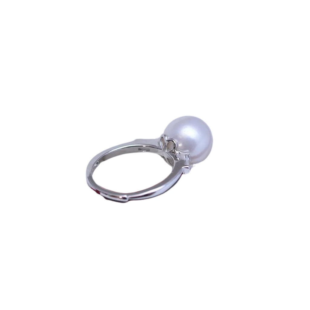 Runder Süsswasserperlenring auf glatter 925er Ringschiene, offen designt mit Stein-Element