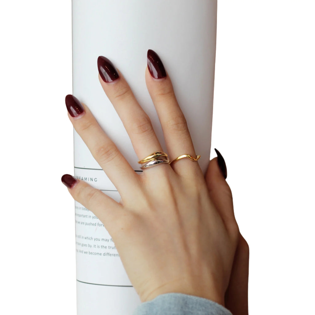 Silberring mit geschwungener Struktur – minimalistisch und angenehm zu tragen