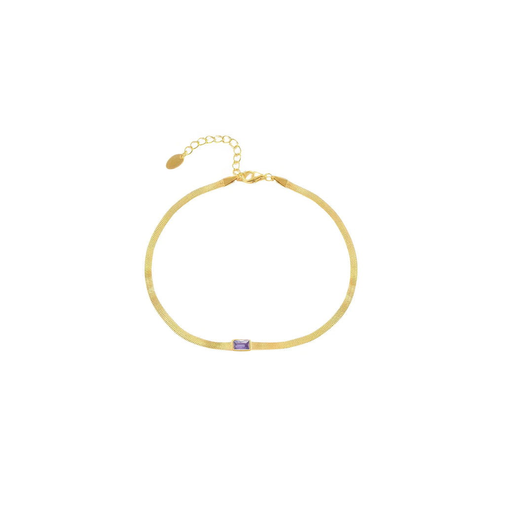 Zeitloses Silberarmband mit dezenter Musterung mit Violetten Stein