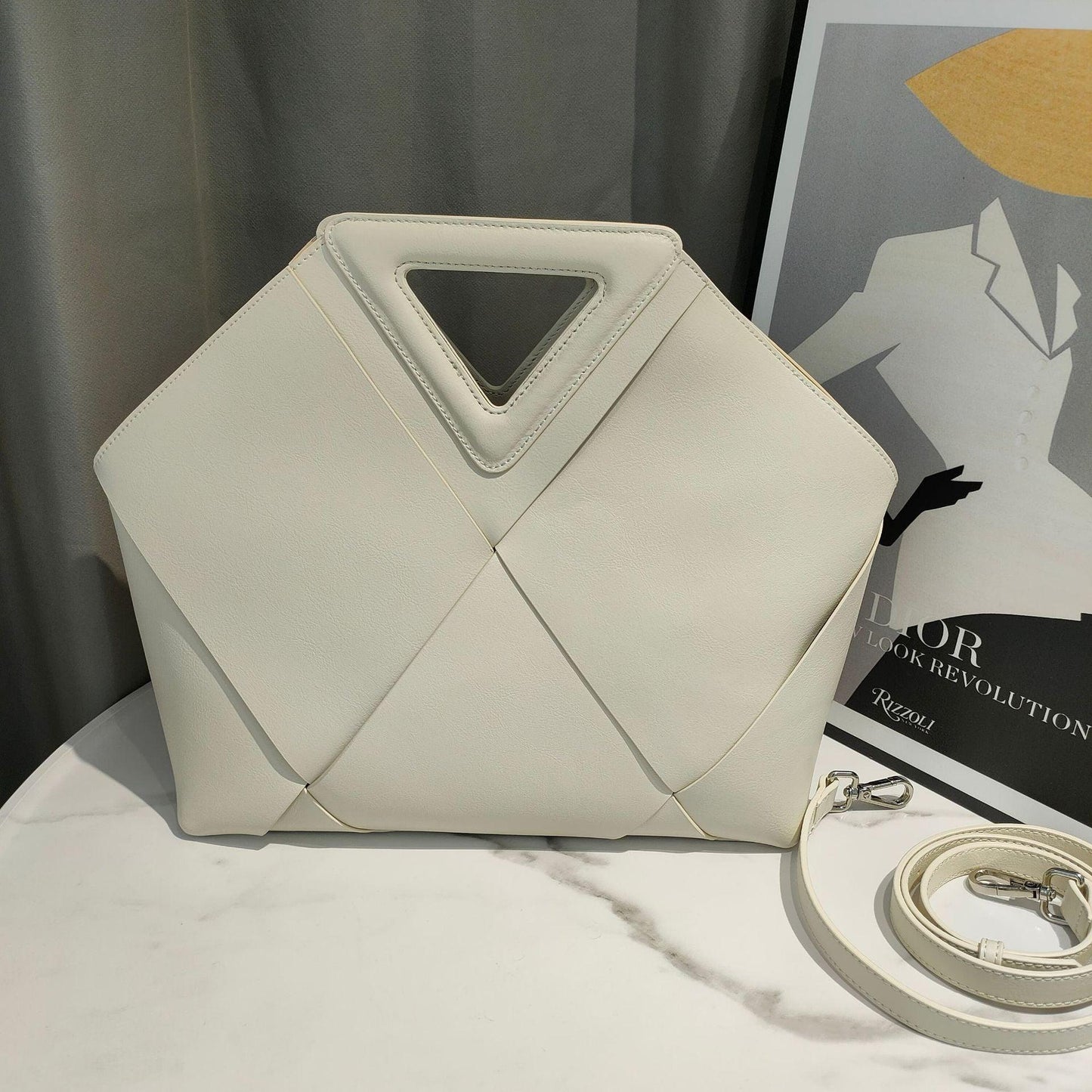 Elegante Ledertasche mit hoher Kapazität in Creme-Aprikose, Beige-Weiss, Hell-Karamell, Schwarz, Grün und Racing-Grün – mit geflochtenen Details