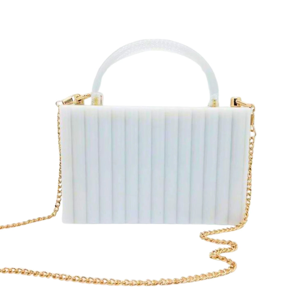 Acryl-Clutch in Eisweiss mit goldfarbener Kette – glatt, strukturiert und modern