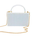 Acryl-Clutch in Eisweiss mit goldfarbener Kette – glatt, strukturiert und modern