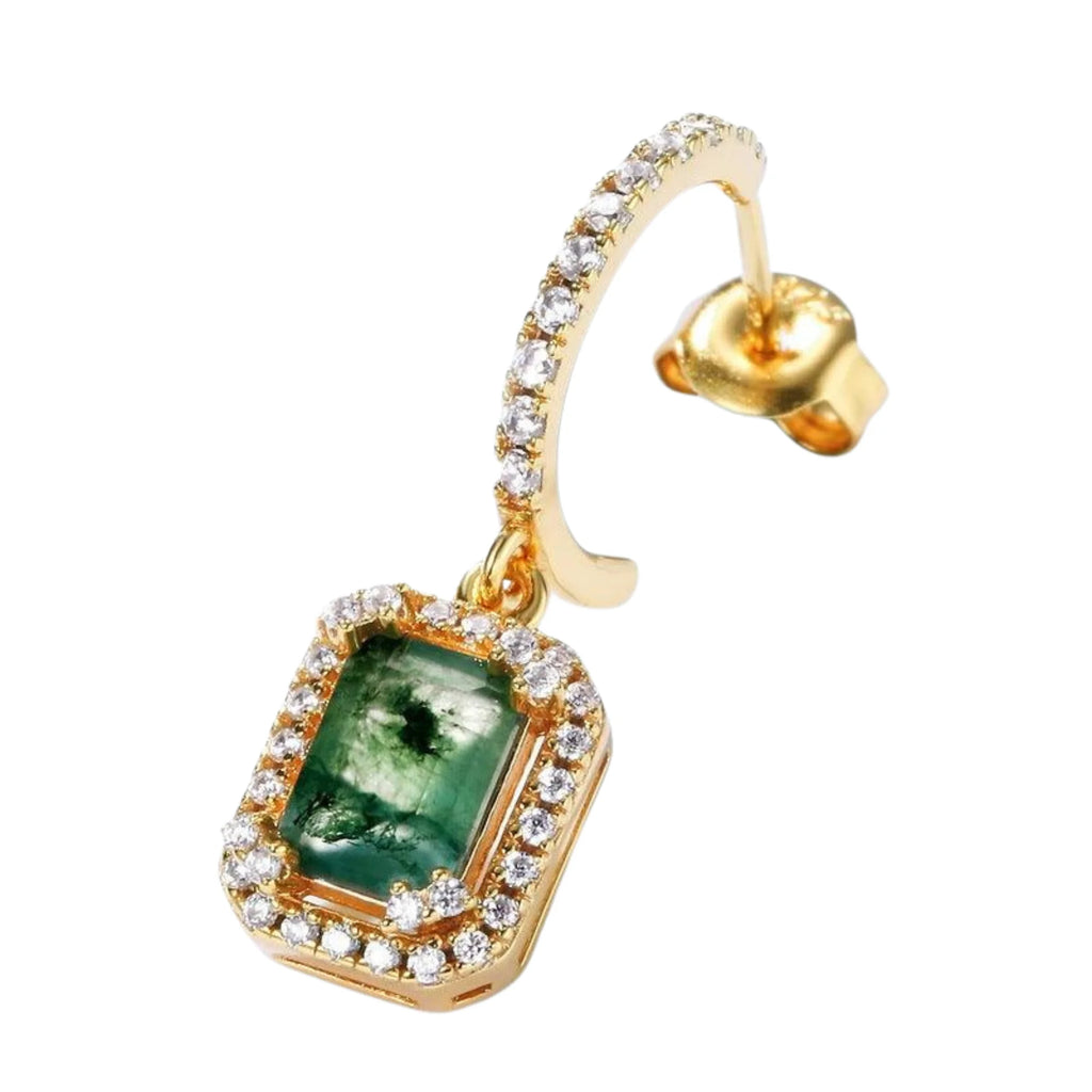 Detailaufnahme eines goldfarbenen Ohrhängers mit Moosachat und Zirkonia-Rahmen