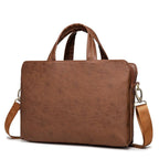 Frontansicht der Aktentasche in Cognac Amber – glattes Faux-Leder, mit Griff und Schultergurt, logofrei.