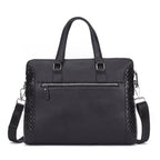 Echtleder-Aktentasche Obsidian Black mit Reissverschlusstasche hinten – ruhiges Design mit Struktur.