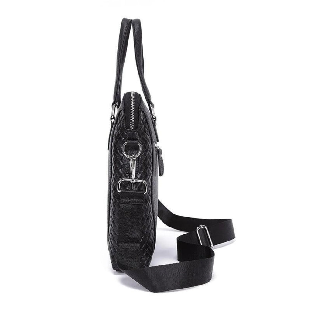 Geprägte Seitenansicht der schwarzen Business-Aktentasche – 14-Zoll-Format, strukturierter Aufbau.