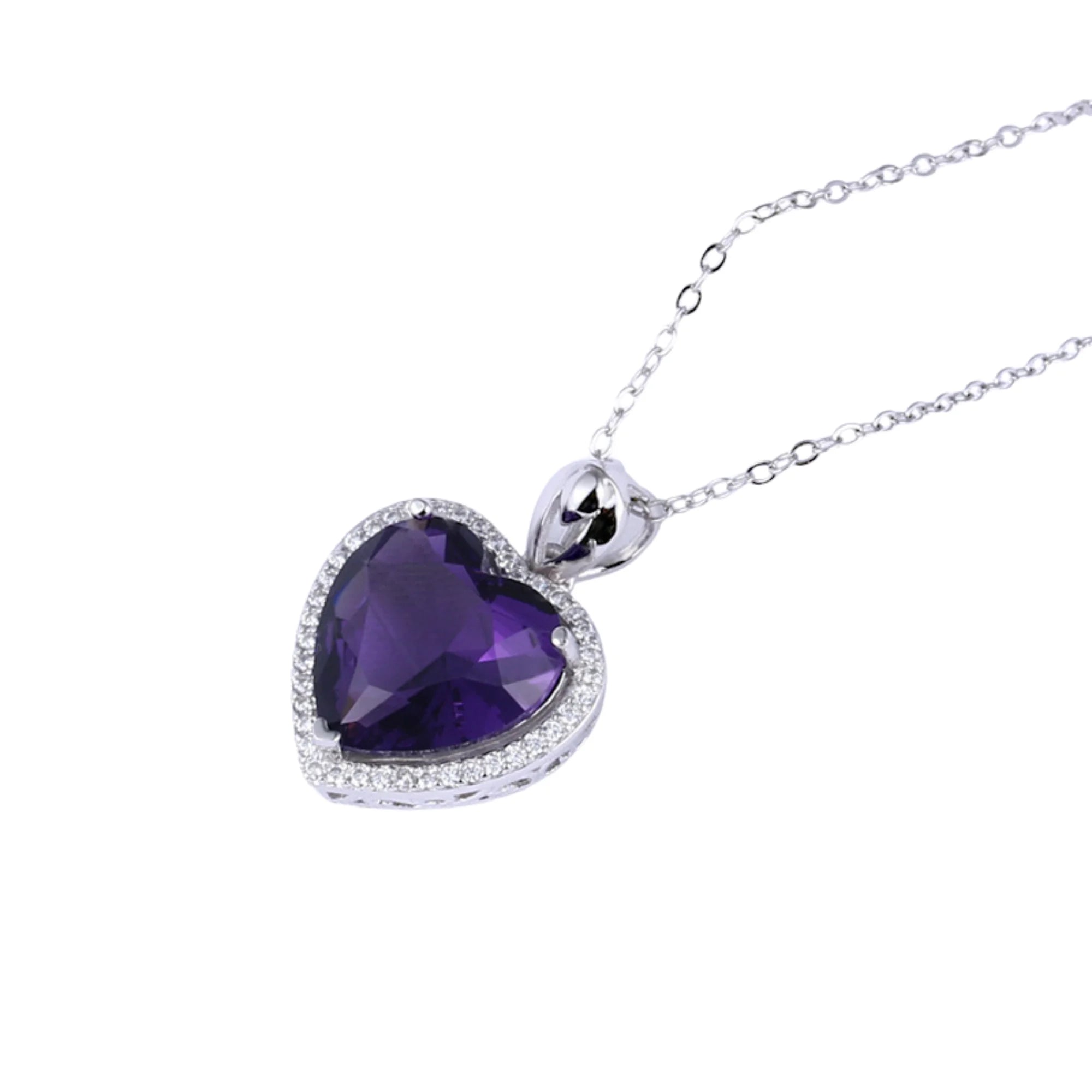 Detailansicht eines silbernen Herzanhängers mit violettem Stein