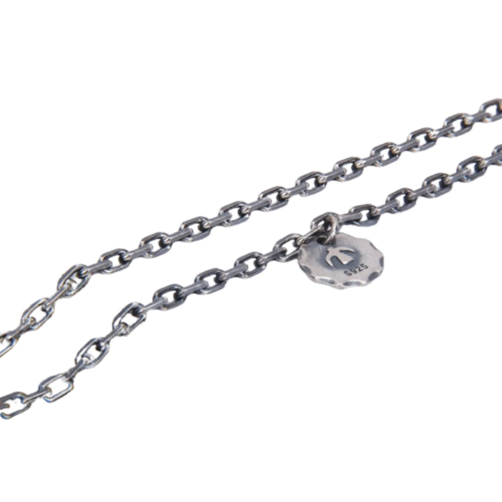 Detail des schweren Silberanhängers – rechteckige Blockform, polierte Oberfläche, klare Linien