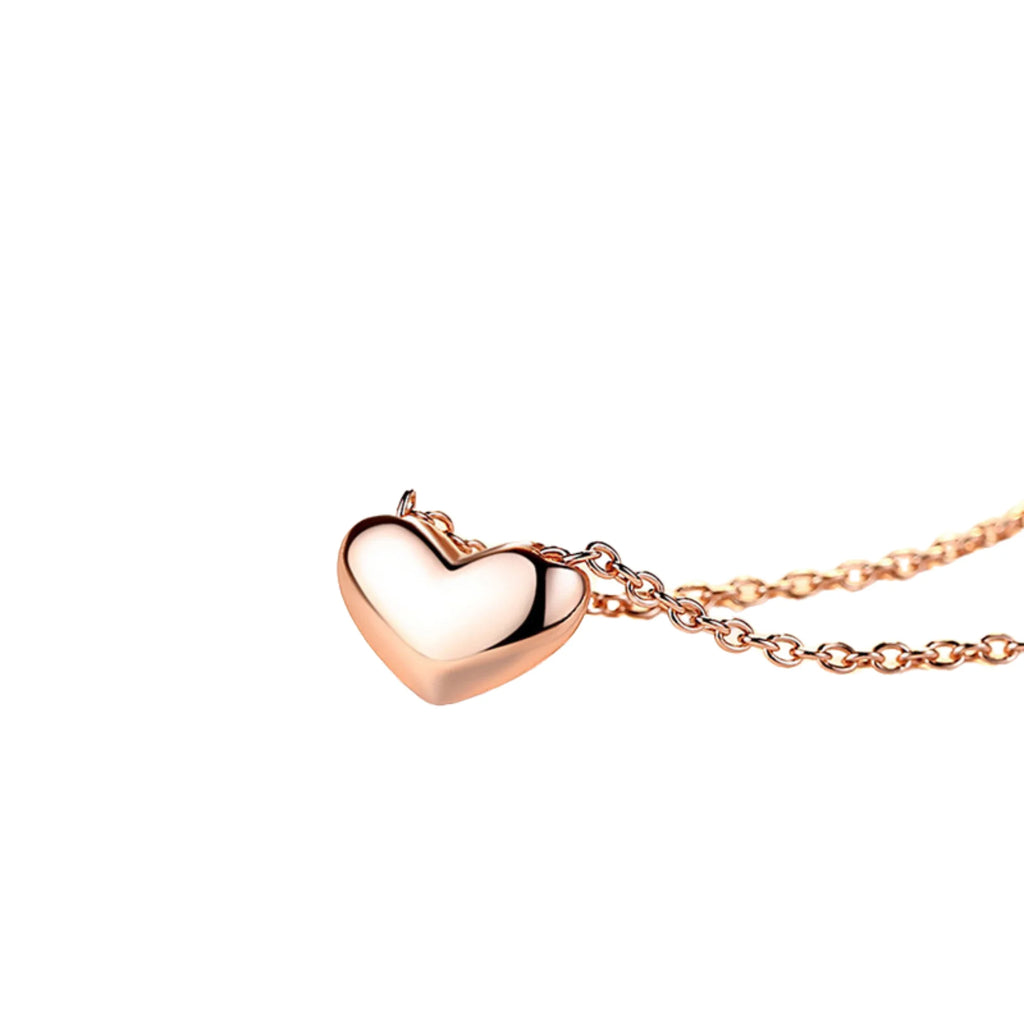 Detailansicht des massiven Herzanhängers in Roségold – glatt, gewölbt und glänzend auf 925 Silberbasis