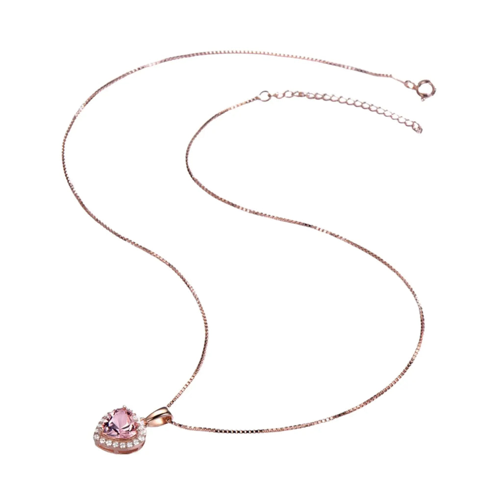 Detailaufnahme eines Herzanhängers mit Zirkonia-Einfassung