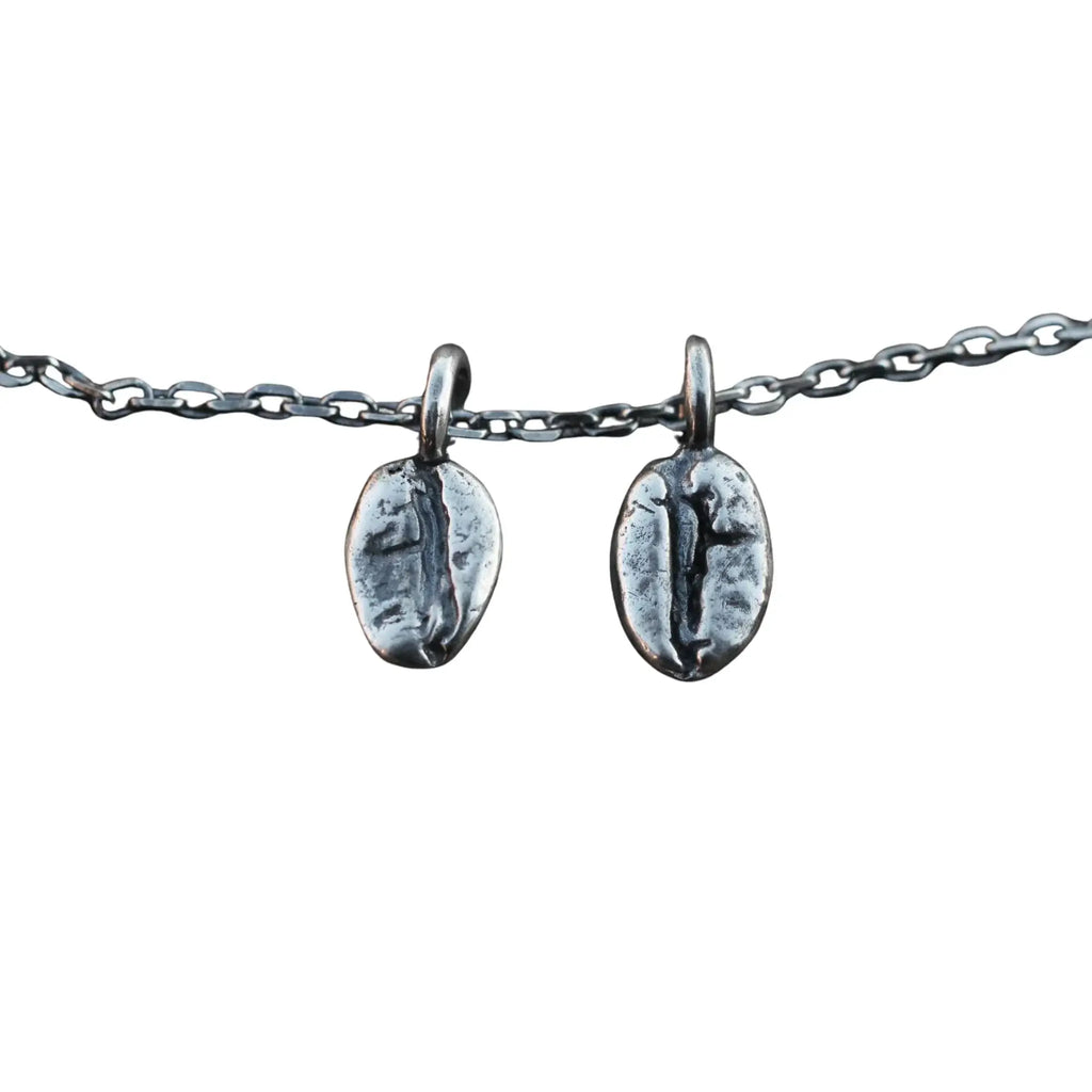 Massiver Silberanhänger in Bohnenform – tragbar an Kette