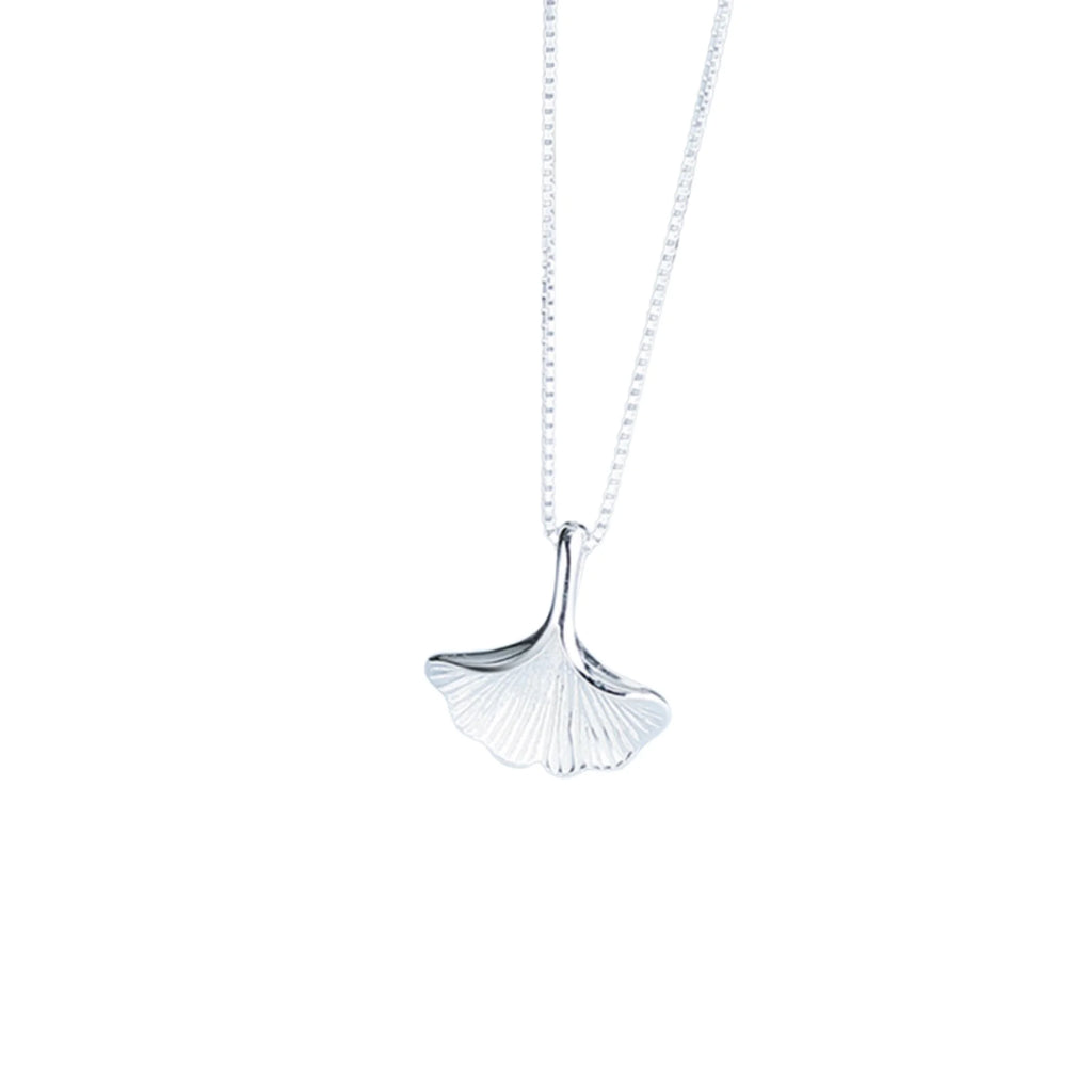 Silberanhänger in Blattform mit matter Oberfläche und Glanzkante