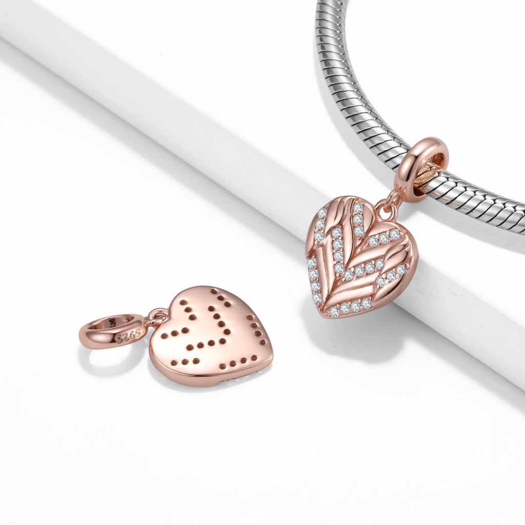 Rückseite des Silberanhängers mit Punktdesign