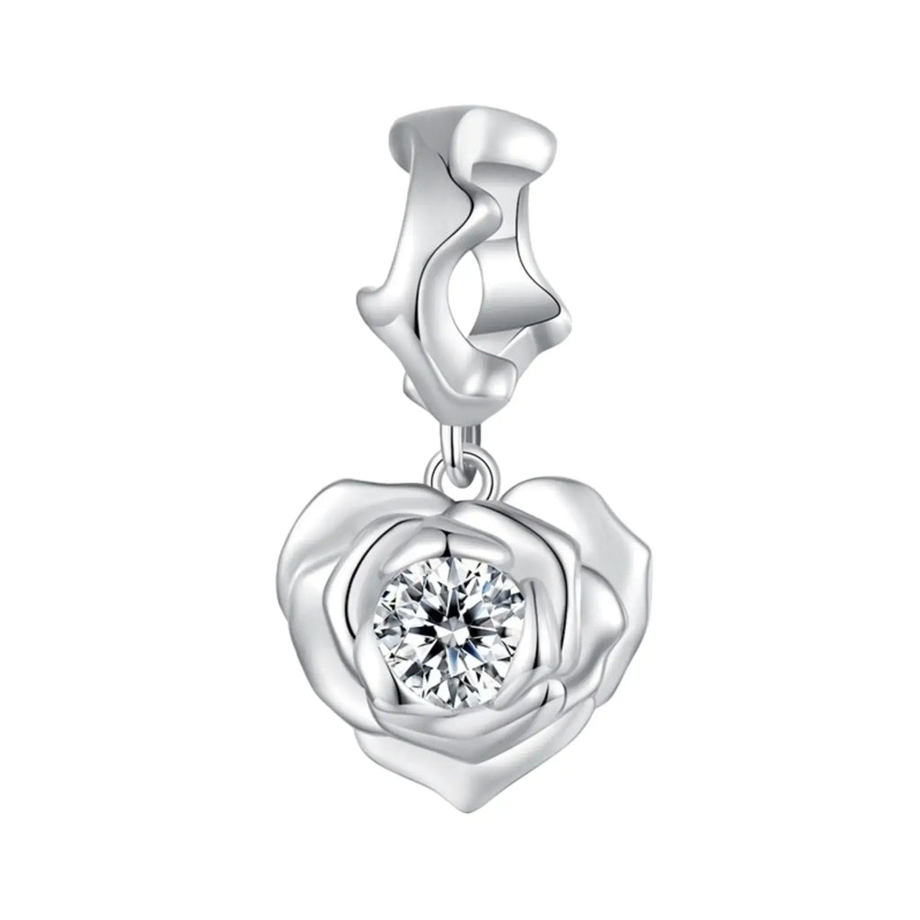 Nahaufnahme eines silbernen Herzanhängers mit Zirkonia