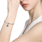 Libellenanhänger an Armband getragen mit Naturdesign