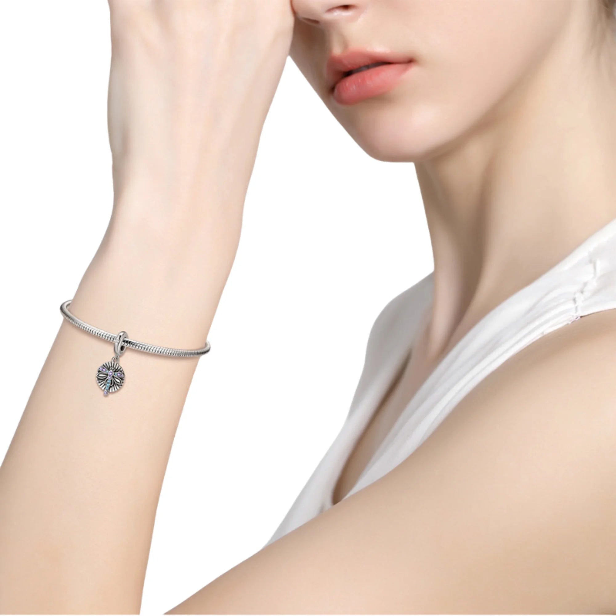 Libellenanhänger an Armband getragen mit Naturdesign
