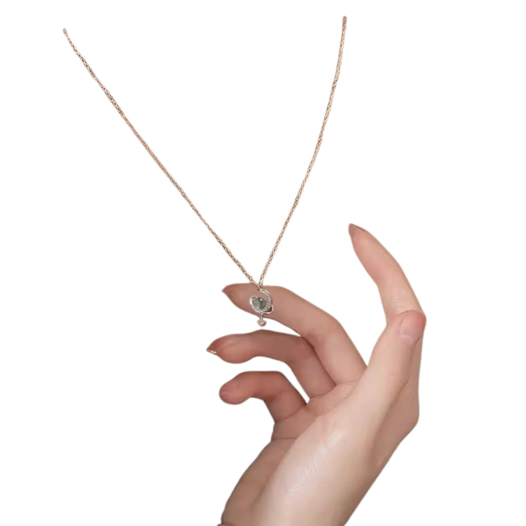 Anhänger mit Mondsymbol aus Silber an feiner Kette getragen