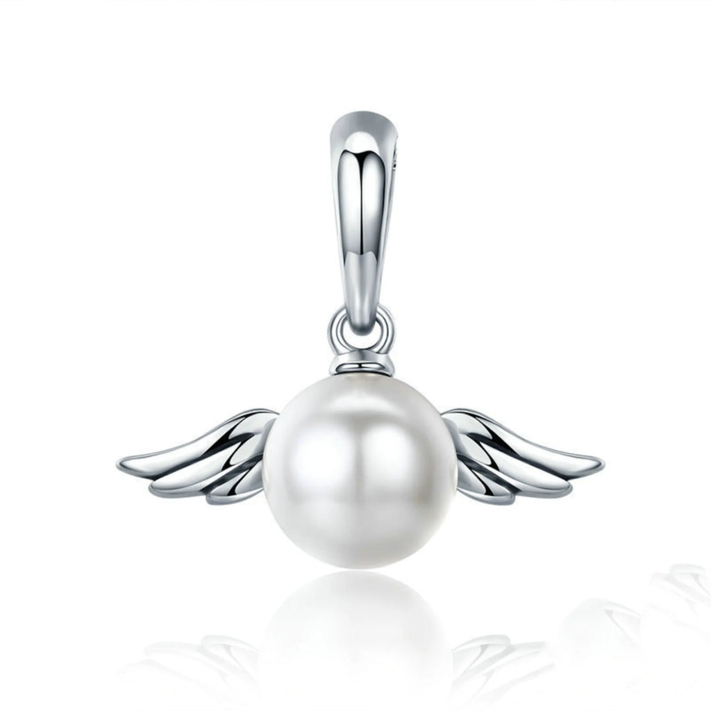 Anhänger mit weisser Muschelperle und seitlichen Flügeln in Silber