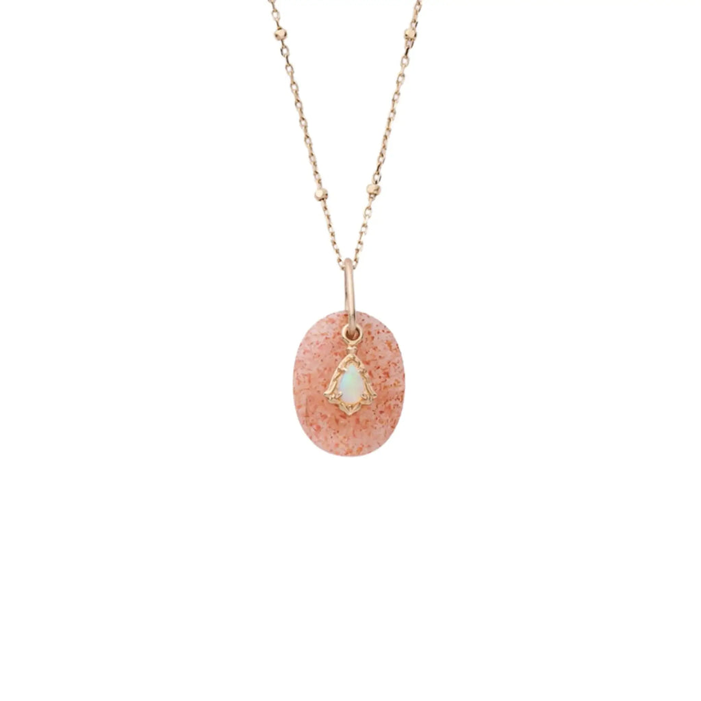 Anhänger aus Naturstein getragen am Handgelenk