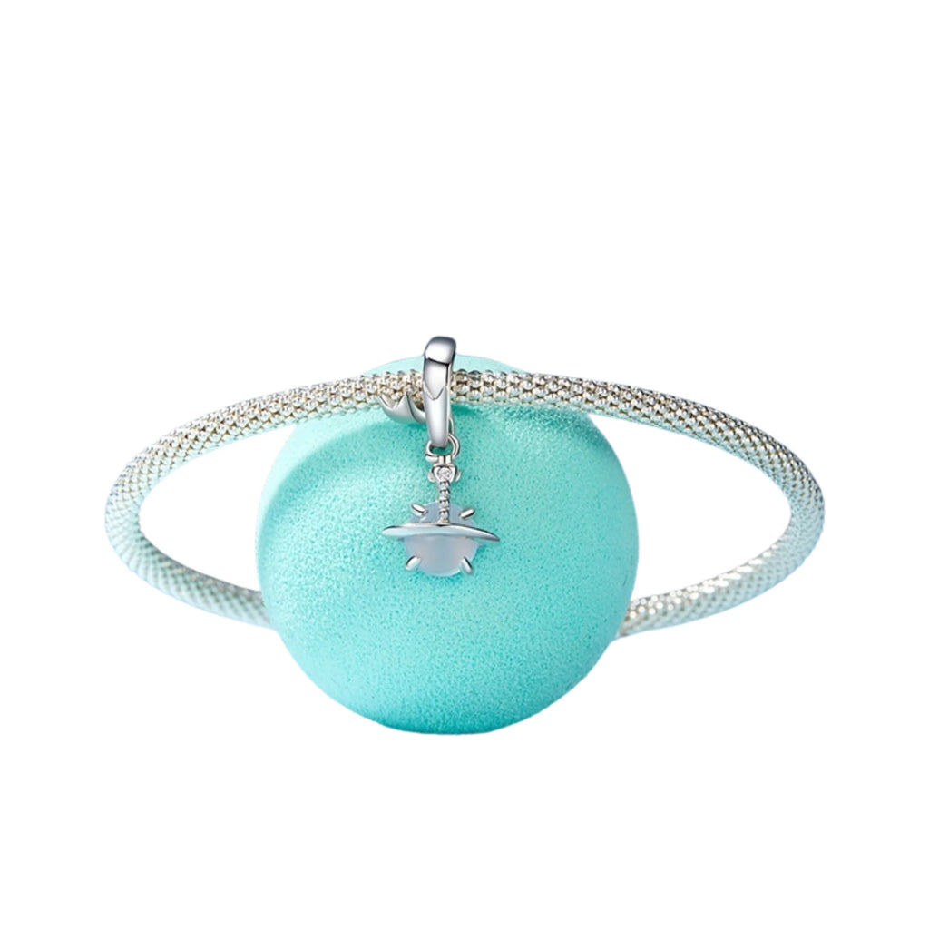 Silberanhänger in Planetenform an Armband befestigt