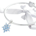 Hellblauer Schneeflockenanhänger an Silberarmband