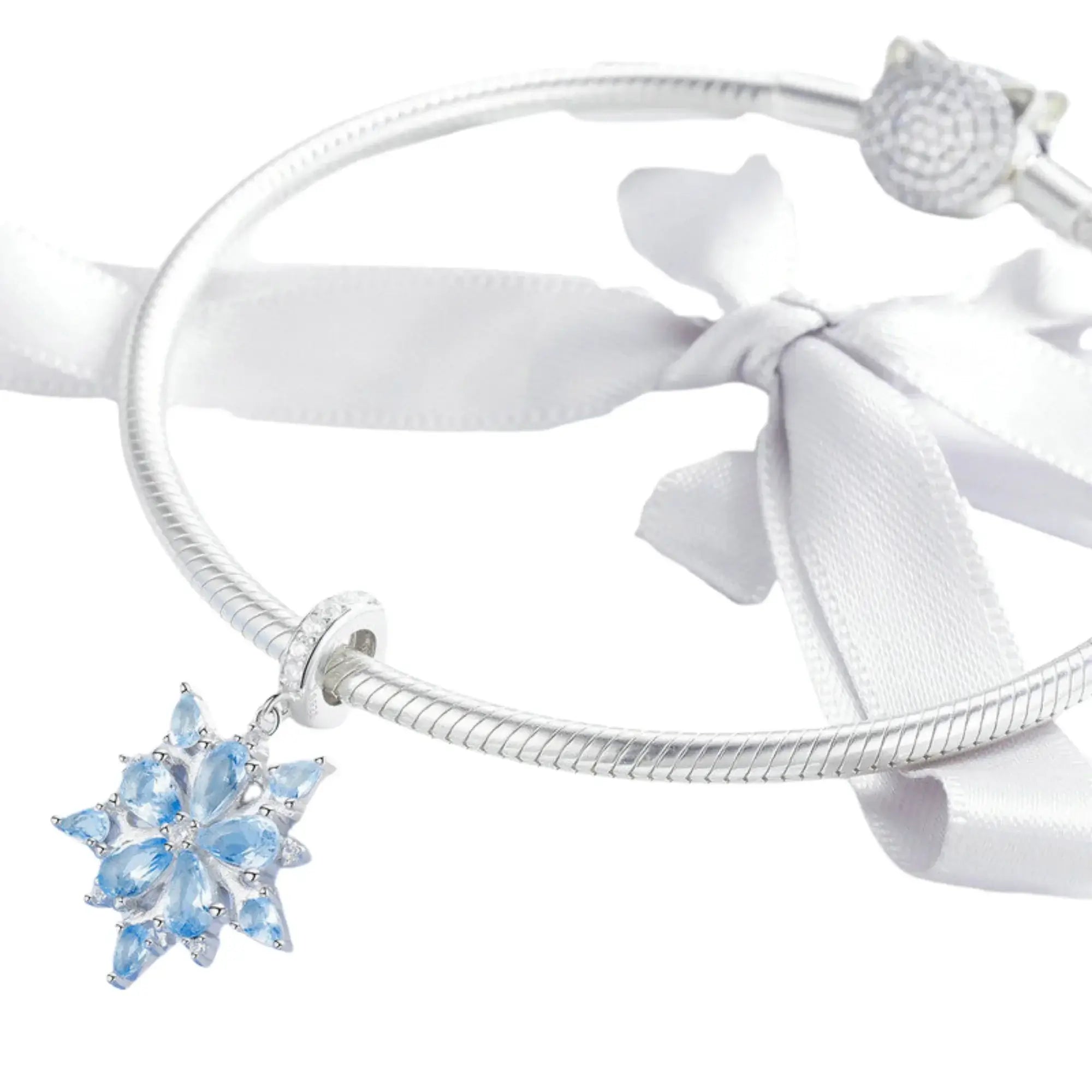 Hellblauer Schneeflockenanhänger an Silberarmband