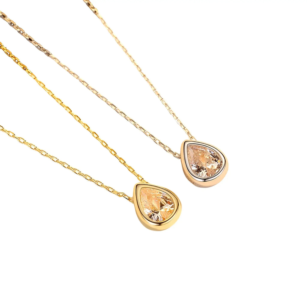 Zwei Varianten des Tropfenanhängers in Silber und Gold