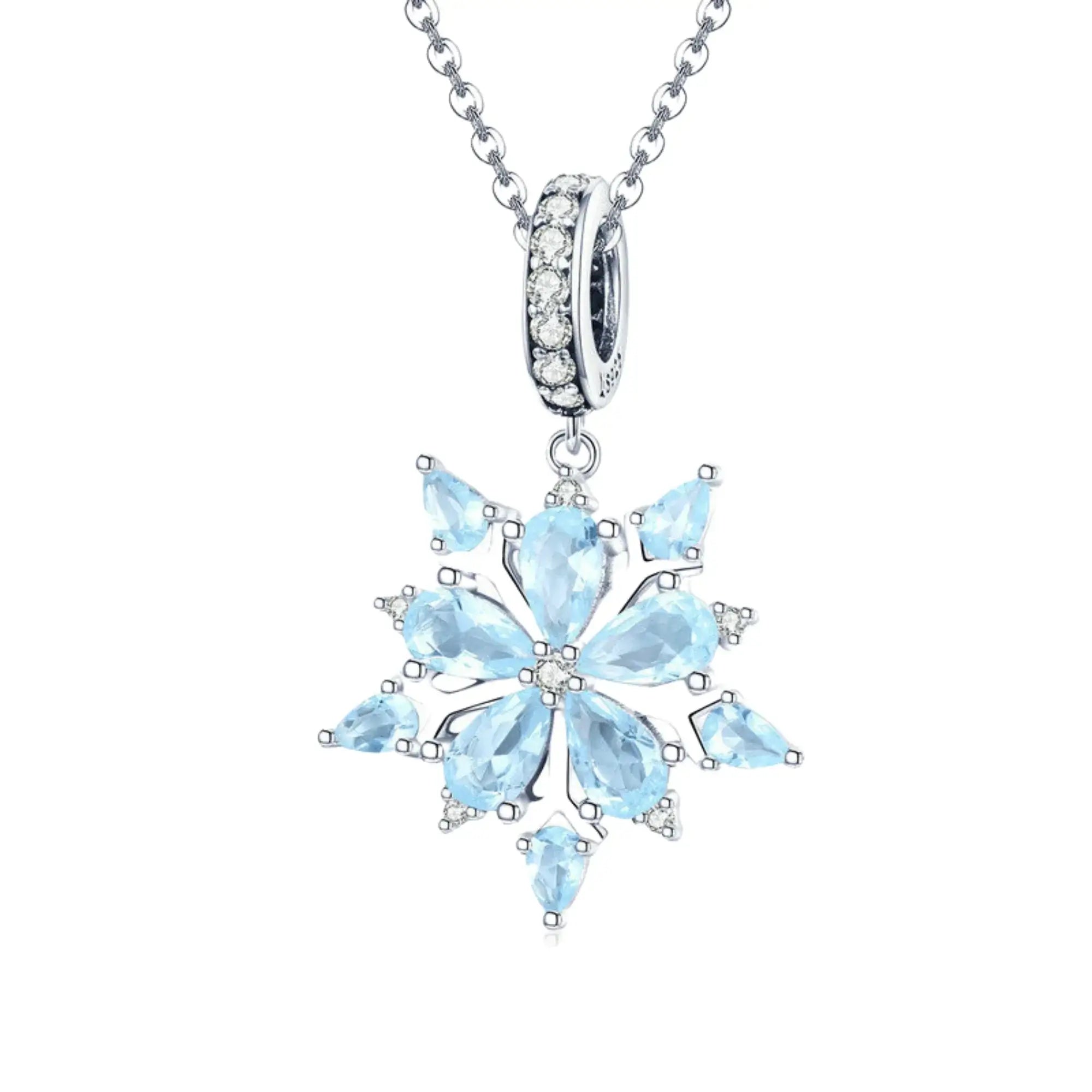 Schmuckstück in Schneeflockenform mit blauen Zirkonia