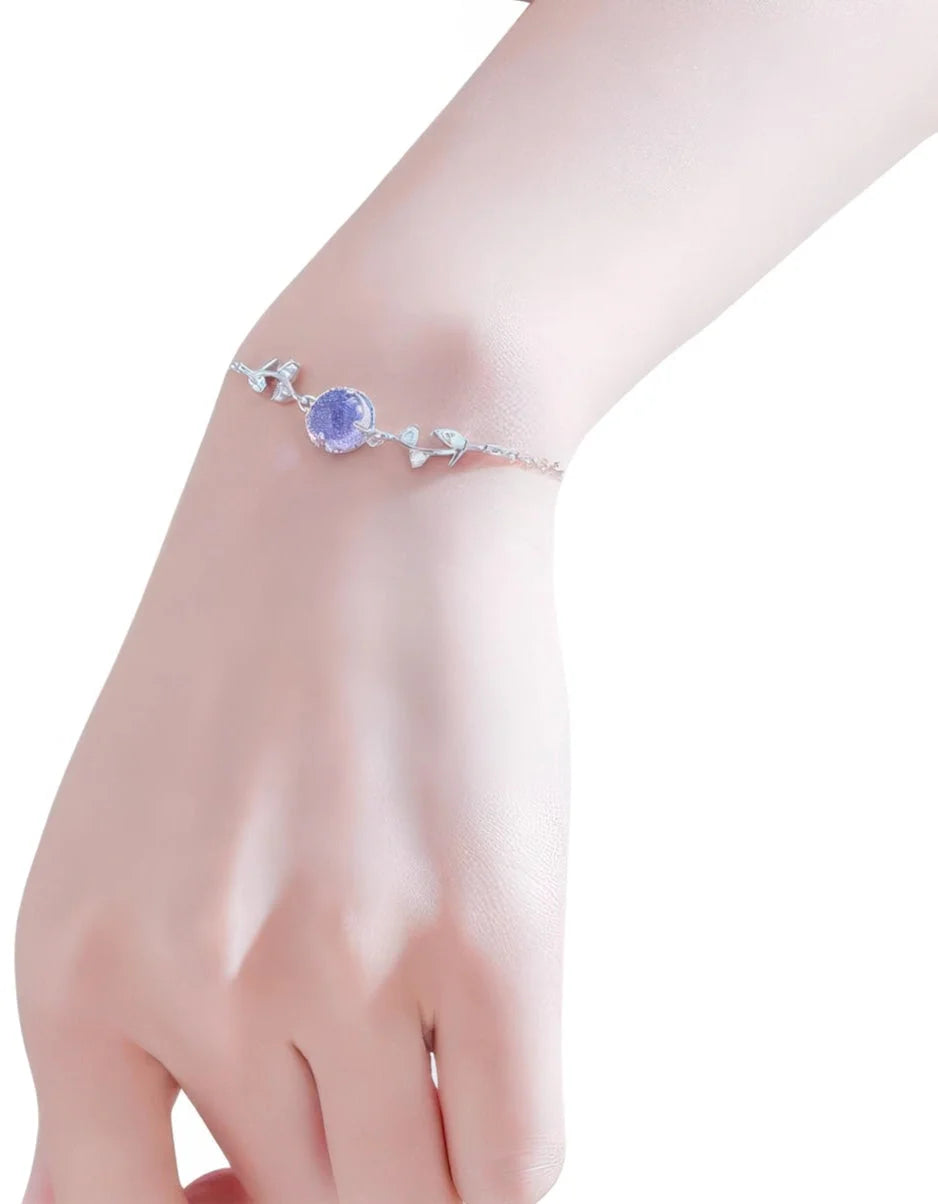 Feines Lavendel-Armband aus 925 Silber – getragen mit subtiler Eleganz & schimmerndem Farbstein