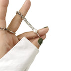 Armband mit Naturperle als Zentrum – kombiniert mit Gliederkette, in der Hand gehalten