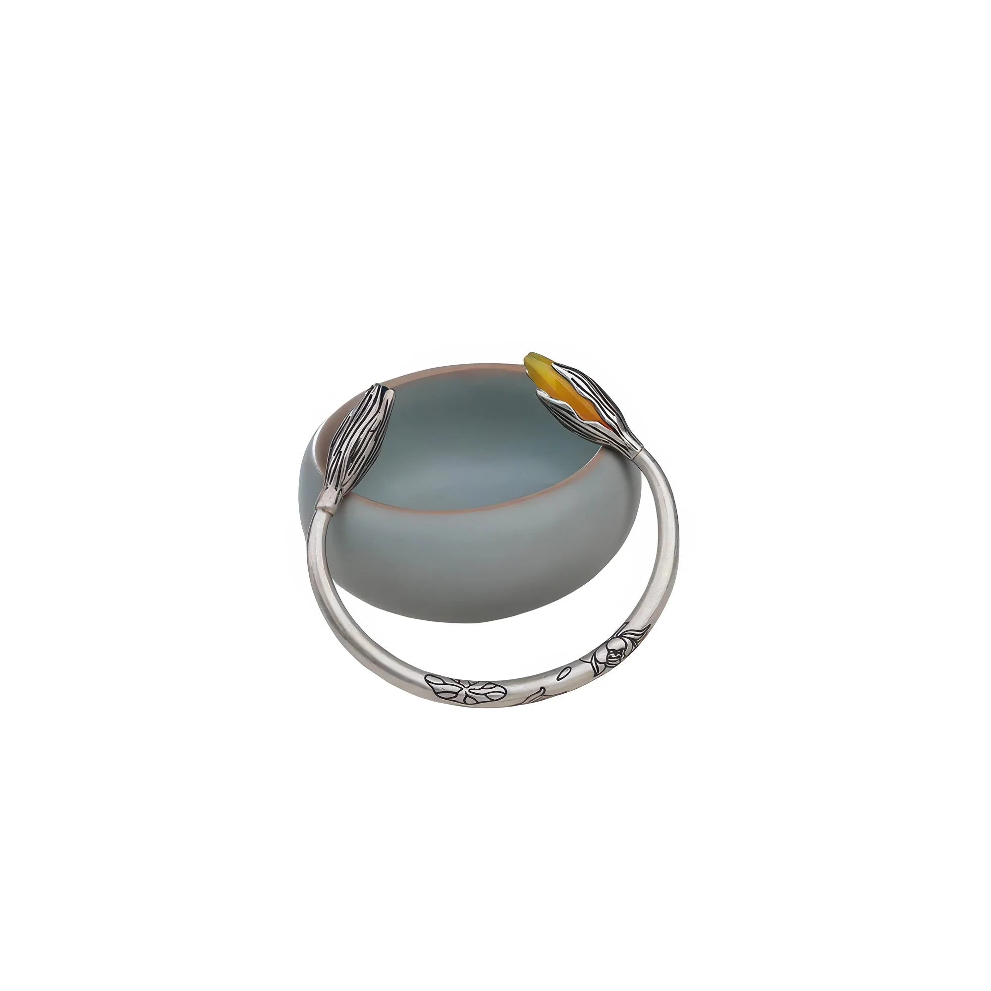 925 Silber Armreif mit Lotusblatt und Chalcedon – Studioaufnahme mit stilvoller Objektpräsentation