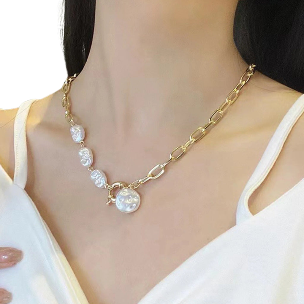 Getragene Kette mit asymmetrischem Aufbau: Süsswasserperlen treffen auf goldfarbene Gliederkette mit Anhänger