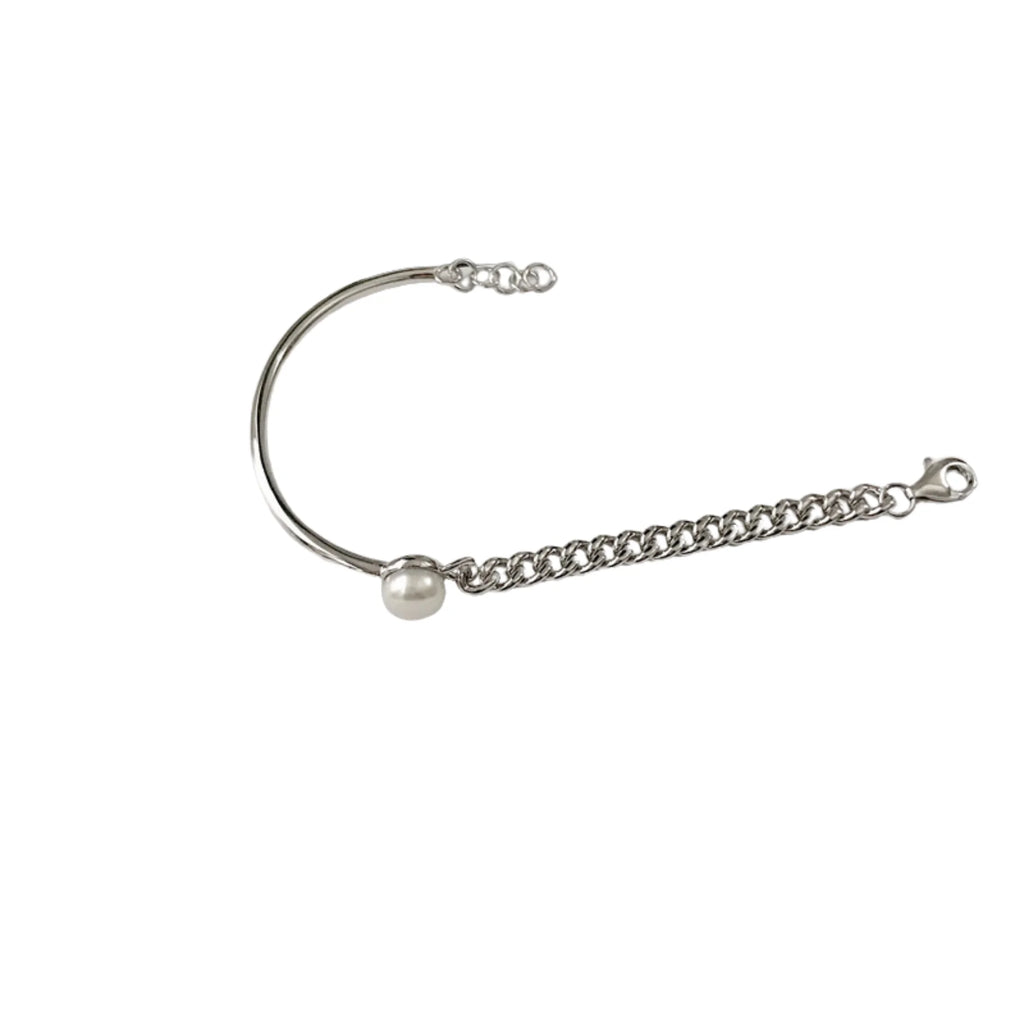 Modernes Armband in Silber mit Gliederkette und Naturperle – offen dargestellt, minimalistisch