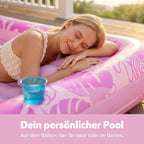 Aufblasbares Tanning Pool Bett in Pink – Frau liegt entspannt mit geschlossenen Augen auf befüllter Wasserliegefläche mit Nackenkissen und Getränkehalter, nutzbar auf Balkon, Terrasse oder im Garten, bodison.ch