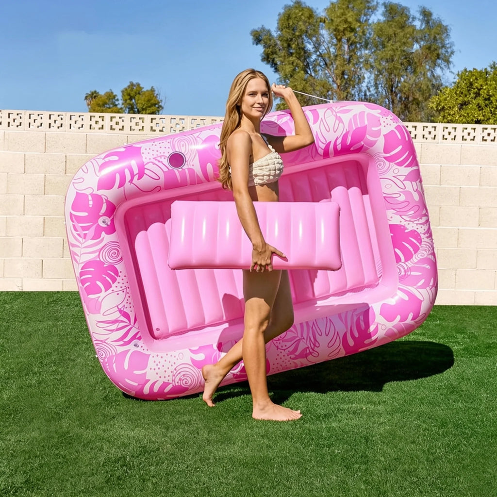 Aufblasbares Tanning Pool Bett in Pink – Grössenvergleich mit Person, Variante Standard 177x116cm oder XL 205x145cm verfügbar, BPA-freies PVC, erhältlich bei bodison.ch für CHF 89.90