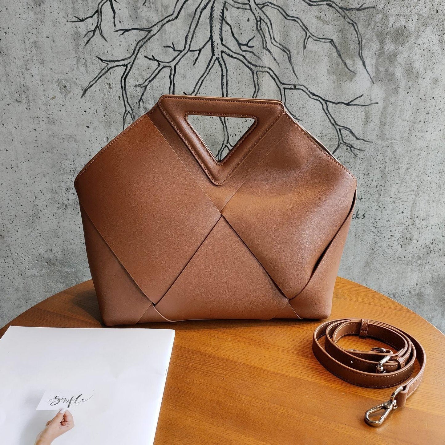 Elegante Ledertasche mit hoher Kapazität in Creme-Aprikose, Beige-Weiss, Hell-Karamell, Schwarz, Grün und Racing-Grün – mit geflochtenen Details