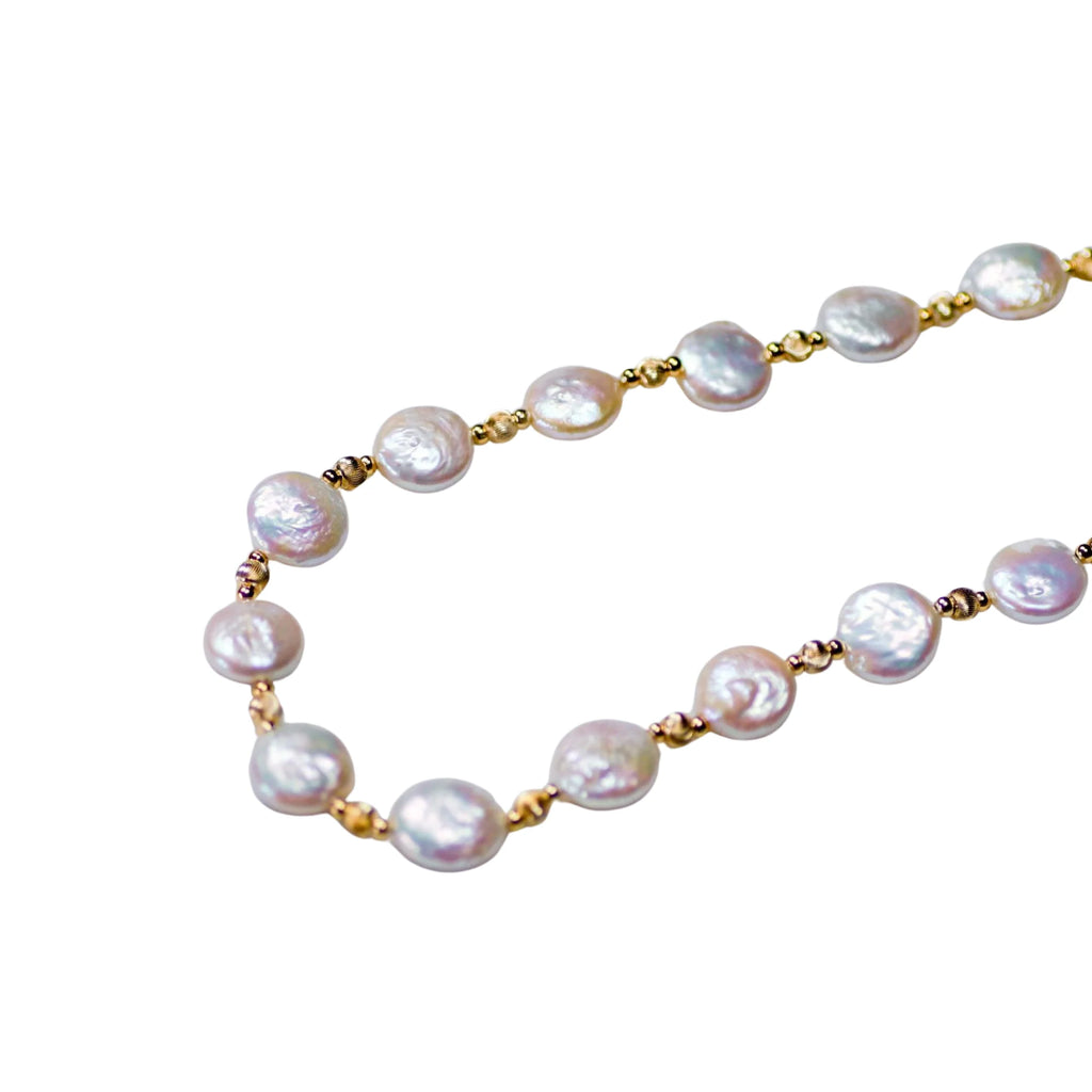 Kette aus flachen, echten Barockperlen mit mattem Goldakzent – ruhige Form, keine Serie