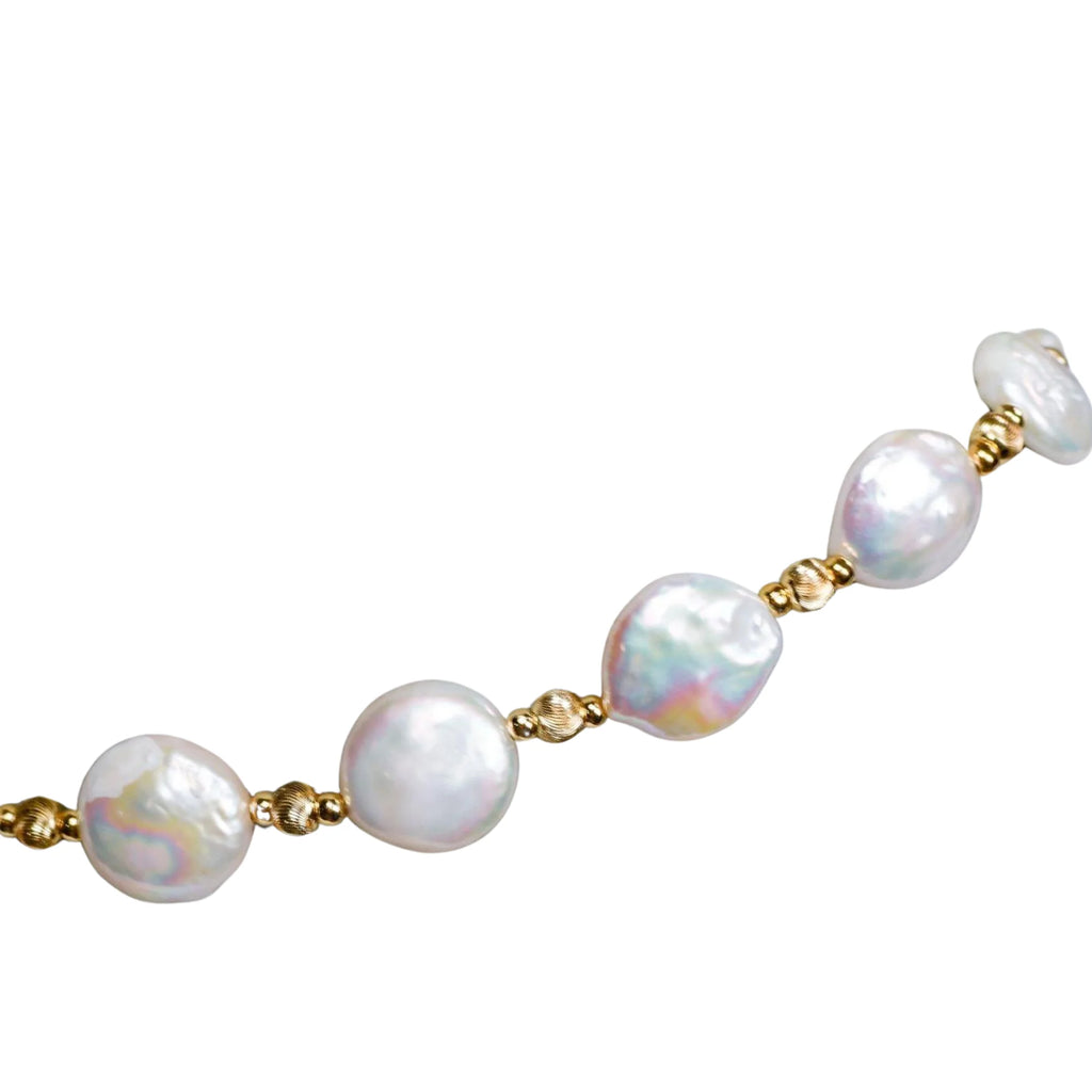 Unregelmässige Barockperlen mit goldfarbenen Zwischenstücken – klar, organisch, sichtbar strukturiert