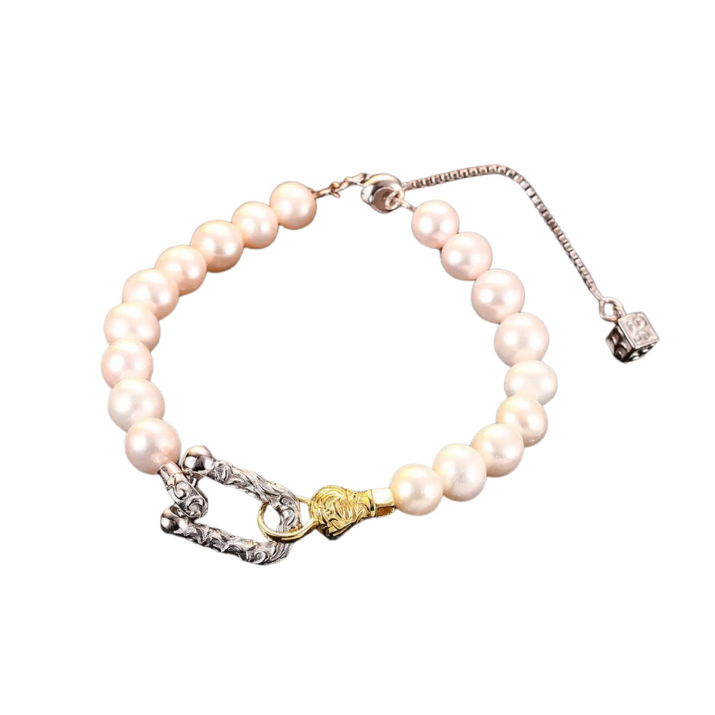 Handgefertigtes Perlenarmband mit technischem Verschluss – Kugelperlen und klare Linien