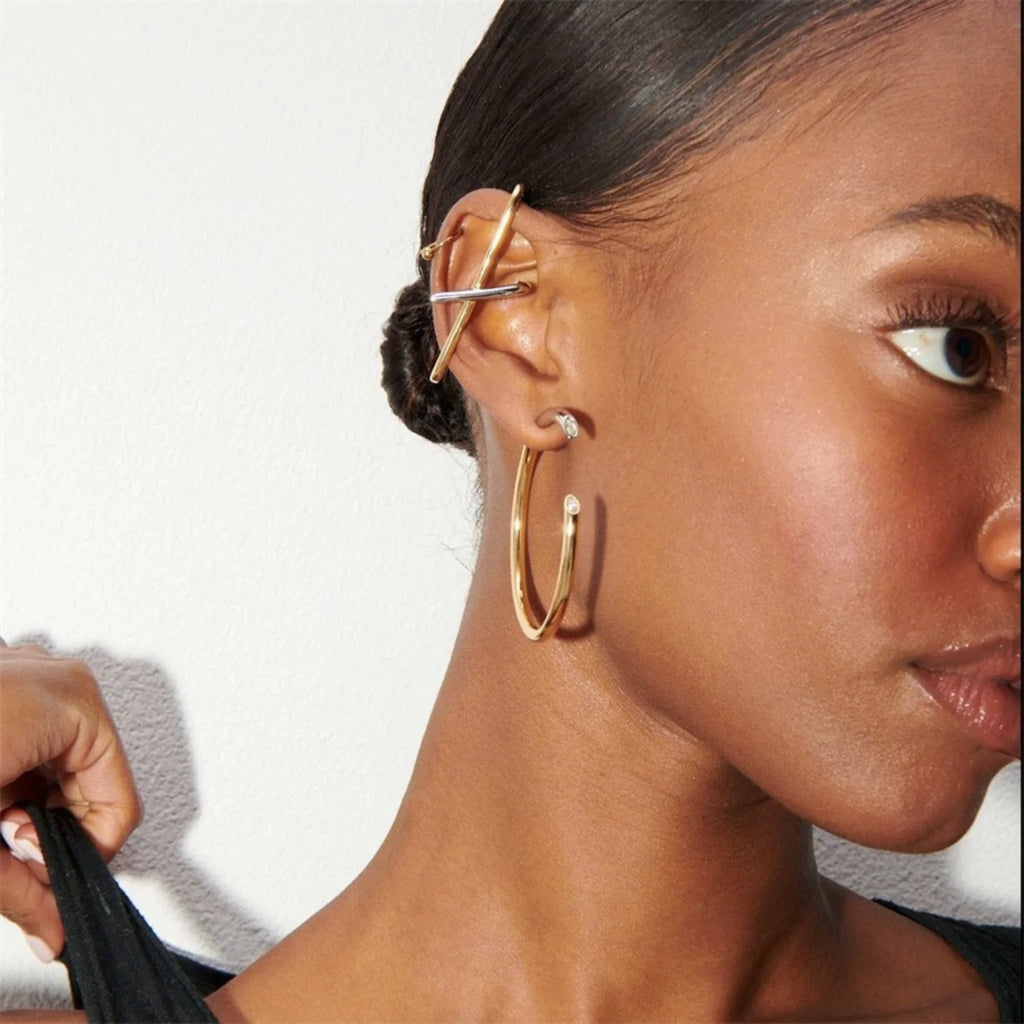 Grossformatiger Bicolor-Ohrring in Gold und Silber, getragen am linken Ohr