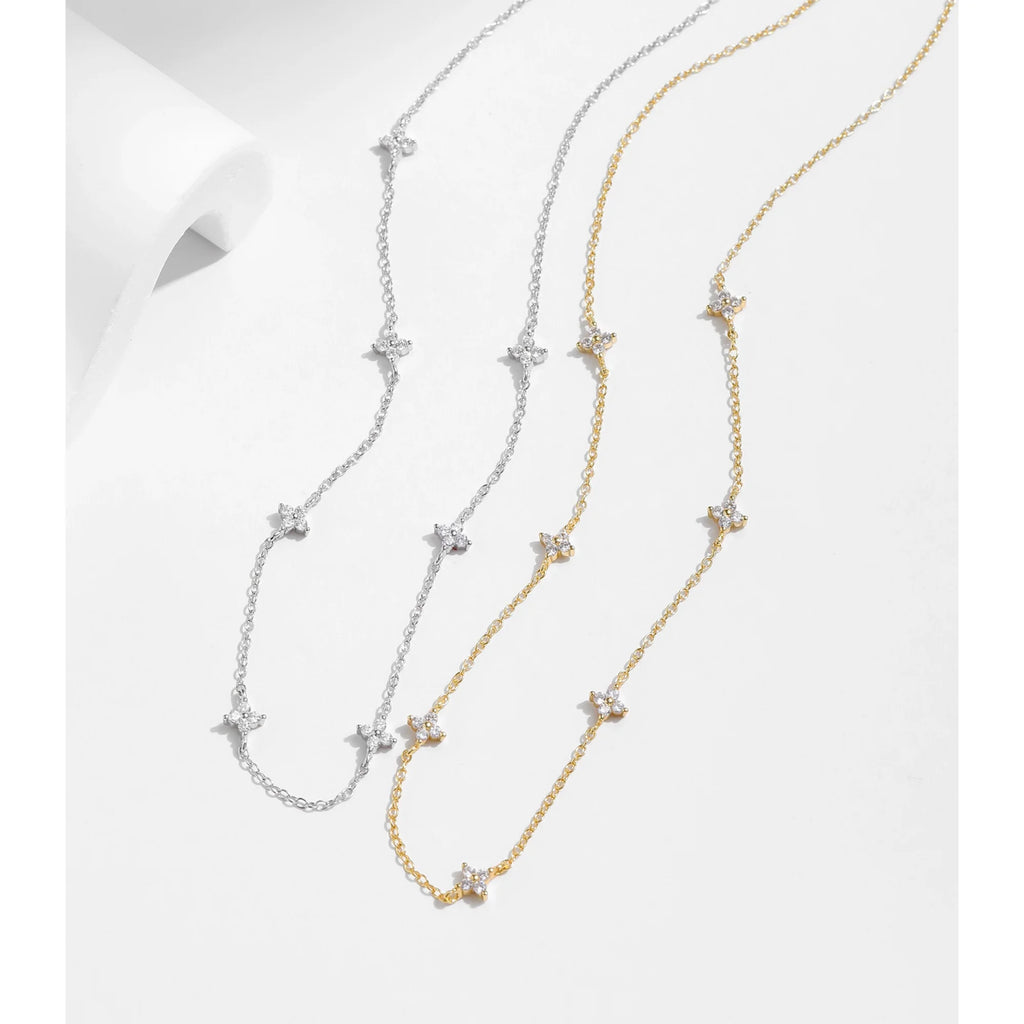 Zirkoniablüten in feiner Fassung – detailreiche Struktur, brillant gefasst auf 925 Silber