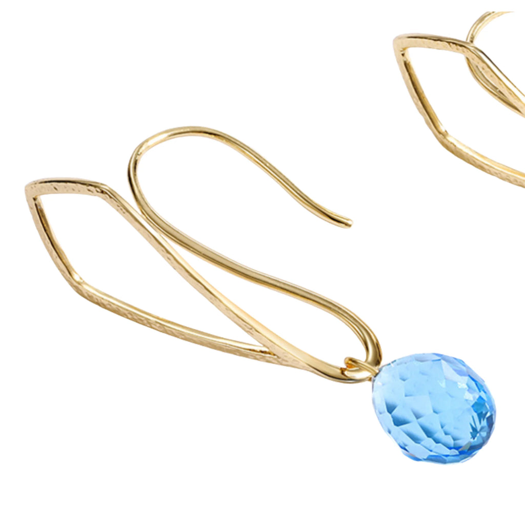 Detailansicht des Glas-Tropfens mit vergoldeter Fassung – facettiert und ruhig